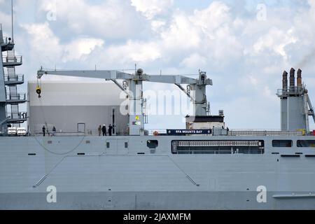 01/06/2022 Gravesend UK gigantisches Royal Fleet Hilfsschiff RFA Mounts Bay, das heute Nachmittag Gravesend passiert und auf dem Weg nach Greenwich ist. Der 176,6m ( Stockfoto