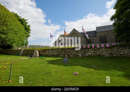 Widecome-in-the-Moor, Devon, Großbritannien. 1.. Juni 2022. Platinum Jubilee: Das kleine Dartmoor-Dorf von Widecombe auf dem Mauren bereitet seine letzten Vorbereitungen für das Jubiläum von Königin Elizabeth II. Vor.Quelle: Will Tudor/Alamy Live News Stockfoto