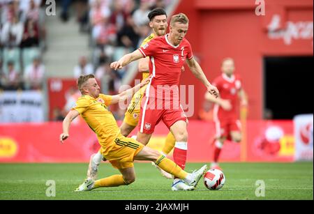 Joe Morrell aus Wales (links) und Adam Buksa aus Polen kämpfen während des Spiels der UEFA Nations League im Breslauer Stadion in Breslau um den Ball. Bilddatum: Mittwoch, 1. Juni 2022. Stockfoto