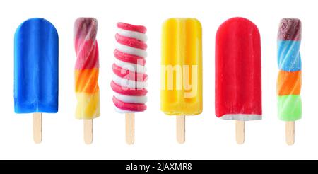 Set von einzigartigen bunten Sommerpopsicles auf weißem Hintergrund isoliert Stockfoto