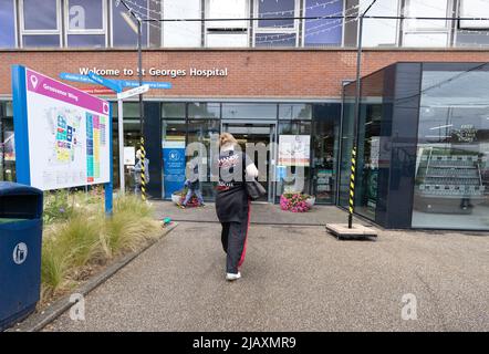 NHS London Hospitals; St Georges Hospital London UK; Eingang zum St Georges Teaching Hospital, Tooting, London UK Stockfoto