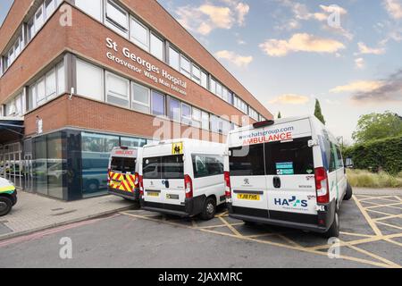 St Georges Hospital London UK - Außenansicht mit Krankenwagen des NHS, St Georges, London Teaching Hospital Medical School, Tooting London UK Stockfoto