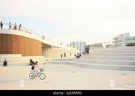 RIMINI, ITALIEN - 15. MAI 2022: Blick auf den Kennedy-Platz in Rimini Stockfoto