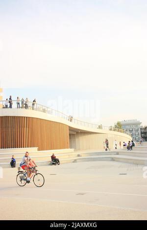 RIMINI, ITALIEN - 15. MAI 2022: Blick auf den Kennedy-Platz in Rimini Stockfoto