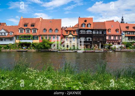 Die historische Altstadt von Bamberg an der Regnitz in Unterfranken mit malerischen Gebäuden im Ortsteil - Klein Venedig Stockfoto