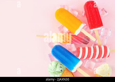 Auswahl an farbenfrohen Sommerpopsicles und Eiscreme-Leckereien. Oben auf einem rosa Hintergrund gestreut. Speicherplatz kopieren. Stockfoto