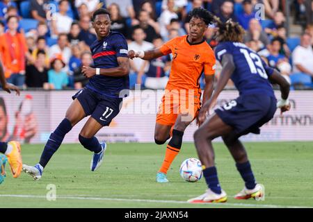 NETANYA, ISRAEL - 1. JUNI: Jeanuel Belocian aus Frankreich U17 und Jaden Slory aus den Niederlanden U17 während des UEFA-U-17-Europameisterschaftsspiel zwischen Frankreich U17 und den Niederlanden U17 im Netanya-Stadion am 1. Juni 2022 in Netanya, Israel (Foto: NIR Keidar/BSR Agency) Stockfoto