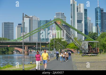 Mainufer an der Weseler Werft, Flößerbrücke, Main, Skyline, Hochhäuser, Stadtzentrum, Frankfurt am Main, Hessen, Deutschland Stockfoto