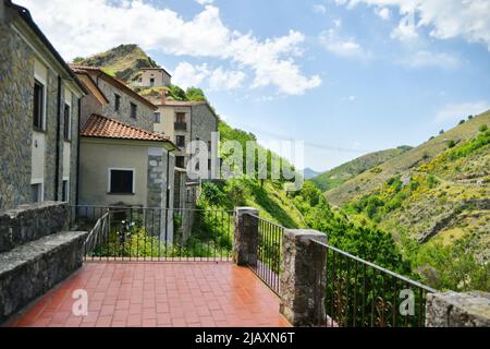 Die Landschaft um Sasso di Castalda, einem Dorf in den Bergen der Basilikata, Italien. Stockfoto