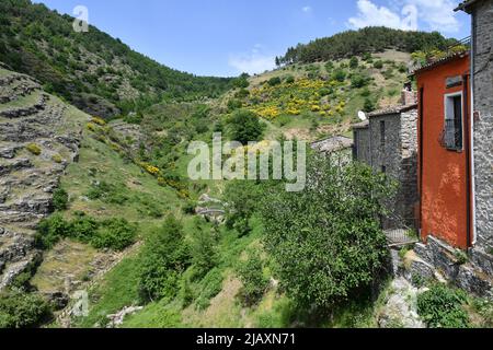 Die Landschaft um Sasso di Castalda, einem Dorf in den Bergen der Basilikata, Italien. Stockfoto