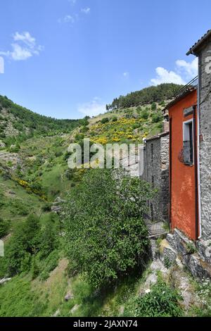 Die Landschaft um Sasso di Castalda, einem Dorf in den Bergen der Basilikata, Italien. Stockfoto