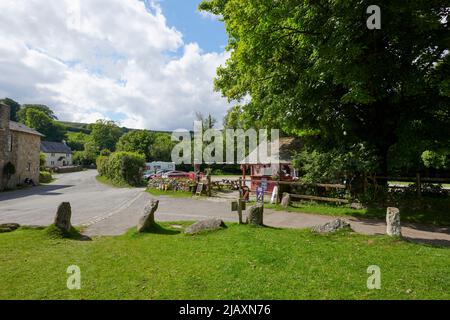 Widecome-in-the-Moor, Devon, Großbritannien. 1.. Juni 2022. Platinum Jubilee: Das kleine Dartmoor-Dorf von Widecombe auf dem Mauren bereitet seine letzten Vorbereitungen für das Jubiläum von Königin Elizabeth II. Vor.Quelle: Will Tudor/Alamy Live News Stockfoto