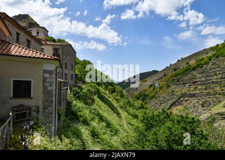 Die Landschaft um Sasso di Castalda, einem Dorf in den Bergen der Basilikata, Italien. Stockfoto