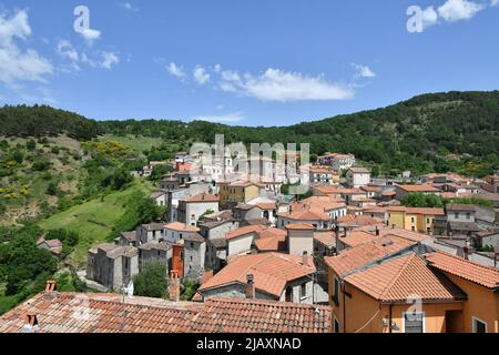 Die Landschaft um Sasso di Castalda, einem Dorf in den Bergen der Basilikata, Italien. Stockfoto