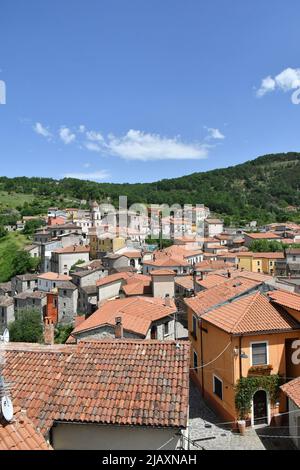 Die Landschaft um Sasso di Castalda, einem Dorf in den Bergen der Basilikata, Italien. Stockfoto