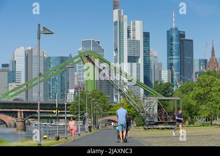 Mainufer an der Weseler Werft, Flößerbrücke, Main, Skyline, Hochhäuser, Stadtzentrum, Frankfurt am Main, Hessen, Deutschland Stockfoto