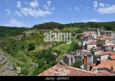 Die Landschaft um Sasso di Castalda, einem Dorf in den Bergen der Basilikata, Italien. Stockfoto