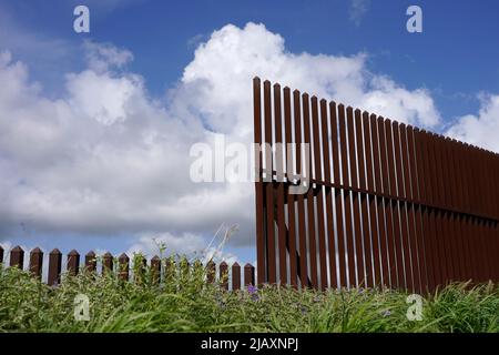 Am 1. Juni 2022 wird in der Nähe von La Joya, Texas, USA, ein Abschnitt der Grenzmauer, manchmal auch „Trump Wall“ genannt, gesehen. Die Regel sieht vor, dass Fälle, die für einen Asylantrag in Frage kommen, in Monaten anstatt in Jahren beschleunigt werden, um den Rückstand bei den Gerichten zu verringern. Titel 42, das Mandat der Trump-Ära, das Migranten die Einreise in die USA verhindern sollte, Sollte am 23. Mai auslaufen, wurde aber durch eine Klage blockiert, die von mehreren Staaten eingereicht wurde und darauf hinweist, dass der Schritt zum Streik des Gesetzes „die Standards des Verwaltungsverfahrensgesetzes nicht erfüllt“ und dass es keine dauerhafte Lösung für handli gibt Stockfoto