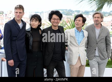 23. Mai 2022, CANNES, Frankreich: CANNES, FRANKREICH - 23. MAI: Yoann Zimmer, Ji-Min Park, Regisseur Davy Chou, Oh Kwang-Rok, Louis-do De Lencquesaing nehmen an der Fotozelle für ''Retour A Seoul (All the People I'll Never Be)'' während des jährlichen Filmfestivals in Cannes 75. im Palais des Festivals am 23. Mai 2022 in Cannes, Frankreich, Teil. (Bild: © Frederick Injimbert/ZUMA Press Wire) Stockfoto