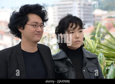 23. Mai 2022, CANNES, Frankreich: CANNES, FRANKREICH - 23. MAI: Regisseur Davy Chou und Ji-min Park besuchen die Fotozelle für ''Retour A Seoul (All the People I'll never be)'' während des jährlichen Cannes-Filmfestivals 75. im Palais des Festivals am 23. Mai 2022 in Cannes, Frankreich (Bildquelle: © Frederick Injimbert/ZUMA Pressdraht) Stockfoto