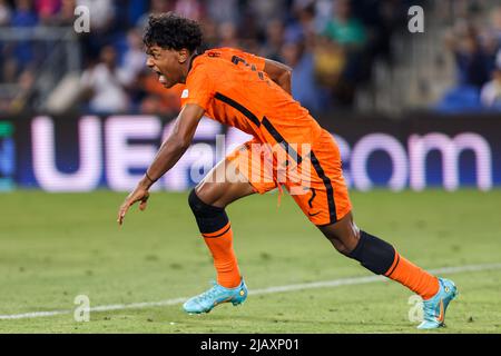 NETANYA, ISRAEL - 1. JUNI: Jaden Slory of the Netherlands U17 feiert sein erstes Tor während des UEFA-Finalmatches der U-17-Fußball-Europameisterschaft zwischen Frankreich U17 und den Niederlanden U17 im Netanya-Stadion am 1. Juni 2022 in Netanya, Israel (Foto: NIR Keidar/BSR Agency) Stockfoto
