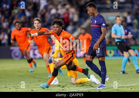 NETANYA, ISRAEL - 1. JUNI: Jaden Slory of the Netherlands U17 feiert sein erstes Tor während des UEFA-Finalmatches der U-17-Fußball-Europameisterschaft zwischen Frankreich U17 und den Niederlanden U17 im Netanya-Stadion am 1. Juni 2022 in Netanya, Israel (Foto: NIR Keidar/BSR Agency) Stockfoto