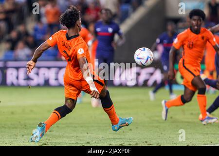 NETANYA, ISRAEL - 1. JUNI: Jaden Slory aus den Niederlanden U17 erzielte beim UEFA-U-17-Europameisterschaftsspiel zwischen Frankreich U17 und den Niederlanden U17 am 1. Juni 2022 im Netanya-Stadion in Netanya, Israel, das erste Tor seiner Mannschaft (Foto: NIR Keidar/BSR Agency) Stockfoto