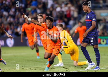 NETANYA, ISRAEL - 1. JUNI: Jaden Slory of the Netherlands U17 feiert sein erstes Tor während des UEFA-Finalmatches der U-17-Fußball-Europameisterschaft zwischen Frankreich U17 und den Niederlanden U17 im Netanya-Stadion am 1. Juni 2022 in Netanya, Israel (Foto: NIR Keidar/BSR Agency) Stockfoto