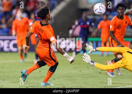 NETANYA, ISRAEL - 1. JUNI: Jaden Slory aus den Niederlanden U17 erzielte beim UEFA-U-17-Europameisterschaftsspiel zwischen Frankreich U17 und den Niederlanden U17 am 1. Juni 2022 im Netanya-Stadion in Netanya, Israel, das erste Tor seiner Mannschaft (Foto: NIR Keidar/BSR Agency) Stockfoto