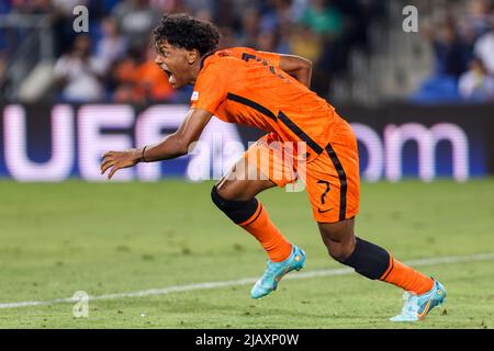 NETANYA, ISRAEL - 1. JUNI: Jaden Slory of the Netherlands U17 feiert sein erstes Tor während des UEFA-Finalmatches der U-17-Fußball-Europameisterschaft zwischen Frankreich U17 und den Niederlanden U17 im Netanya-Stadion am 1. Juni 2022 in Netanya, Israel (Foto: NIR Keidar/BSR Agency) Stockfoto