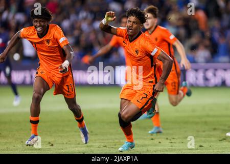 NETANYA, ISRAEL - 1. JUNI: Jaden Slory of the Netherlands U17 feiert sein erstes Tor während des UEFA-Finalmatches der U-17-Fußball-Europameisterschaft zwischen Frankreich U17 und den Niederlanden U17 im Netanya-Stadion am 1. Juni 2022 in Netanya, Israel (Foto: NIR Keidar/BSR Agency) Stockfoto