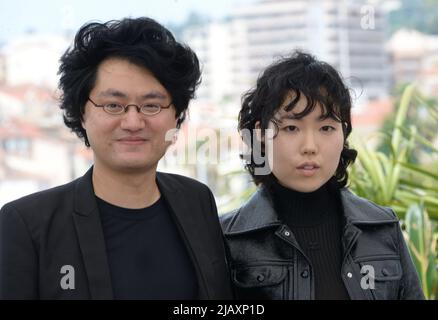 23. Mai 2022, CANNES, Frankreich: CANNES, FRANKREICH - 23. MAI: Regisseur Davy Chou und Ji-min Park besuchen die Fotozelle für ''Retour A Seoul (All the People I'll never be)'' während des jährlichen Cannes-Filmfestivals 75. im Palais des Festivals am 23. Mai 2022 in Cannes, Frankreich (Bildquelle: © Frederick Injimbert/ZUMA Pressdraht) Stockfoto