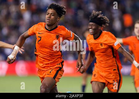 NETANYA, ISRAEL - 1. JUNI: Jaden Slory of the Netherlands U17 feiert sein erstes Tor während des UEFA-Finalmatches der U-17-Fußball-Europameisterschaft zwischen Frankreich U17 und den Niederlanden U17 im Netanya-Stadion am 1. Juni 2022 in Netanya, Israel (Foto: NIR Keidar/BSR Agency) Stockfoto