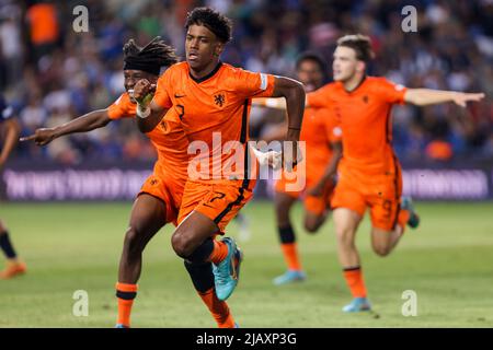 NETANYA, ISRAEL - 1. JUNI: Jaden Slory of the Netherlands U17 feiert sein erstes Tor während des UEFA-Finalmatches der U-17-Fußball-Europameisterschaft zwischen Frankreich U17 und den Niederlanden U17 im Netanya-Stadion am 1. Juni 2022 in Netanya, Israel (Foto: NIR Keidar/BSR Agency) Stockfoto