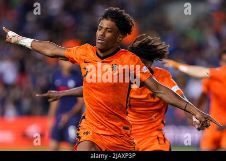 NETANYA, ISRAEL - 1. JUNI: Jaden Slory of the Netherlands U17 feiert sein erstes Tor während des UEFA-Finalmatches der U-17-Fußball-Europameisterschaft zwischen Frankreich U17 und den Niederlanden U17 im Netanya-Stadion am 1. Juni 2022 in Netanya, Israel (Foto: NIR Keidar/BSR Agency) Stockfoto