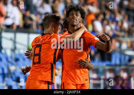 NETANYA, ISRAEL - 1. JUNI: Jaden Smory aus den Niederlanden U17 feiert nach dem ersten Tor seiner Seite mit Mike Kleijn aus den Niederlanden U17, Jason van Duiven aus den Niederlanden U17 und Rainey Breinburg aus den Niederlanden U17 während des UEFA-U-17-Europameisterschafts-Finales zwischen Frankreich U17 und den Niederlanden U17 am 1. Juni 2022 im Netanya-Stadion in Netanya, Israel (Foto: NIR Keidar/BSR Agency) Stockfoto
