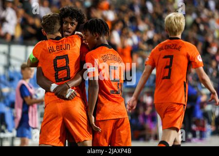 NETANYA, ISRAEL - 1. JUNI: Jaden Smory aus den Niederlanden U17 feiert nach dem ersten Tor seiner Seite mit Mike Kleijn aus den Niederlanden U17, Jason van Duiven aus den Niederlanden U17 und Rainey Breinburg aus den Niederlanden U17 während des UEFA-U-17-Europameisterschafts-Finales zwischen Frankreich U17 und den Niederlanden U17 am 1. Juni 2022 im Netanya-Stadion in Netanya, Israel (Foto: NIR Keidar/BSR Agency) Stockfoto