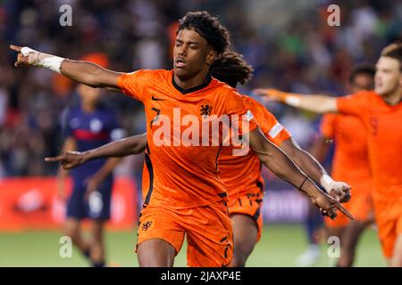 NETANYA, ISRAEL - 1. JUNI: Jaden Slory of the Netherlands U17 feiert sein erstes Tor während des UEFA-Finalmatches der U-17-Fußball-Europameisterschaft zwischen Frankreich U17 und den Niederlanden U17 im Netanya-Stadion am 1. Juni 2022 in Netanya, Israel (Foto: NIR Keidar/BSR Agency) Stockfoto