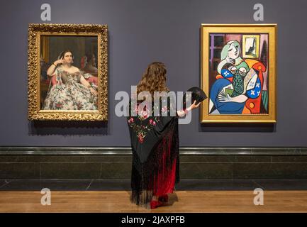 National Gallery, London, Großbritannien. 1. Juni 2022. Die Ausstellung Picasso Ingres: Face to Face untersucht zwei außergewöhnliche, miteinander verbundene Werke: Picassos Frau mit Buch (1932) und Ingres’ Madame Moitessier (1856). Jedes Gemälde wird eingehend erforscht und beleuchtet die Parallelen und Unterschiede zwischen den Techniken und den kreativen Ambitionen der Künstler. (Links) Jean-Auguste-Dominique Ingres, ‘Madame Moitessier’, 1856. Die National Gallery, London. (Rechts) Pablo Picasso, 'Frau mit Buch', 1932. Die Norton Simon Foundation. Quelle: Malcolm Park/Alamy Live News. Stockfoto