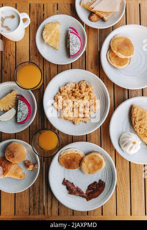 Großer tropischer Brunch mit vielen Tellern Stockfoto