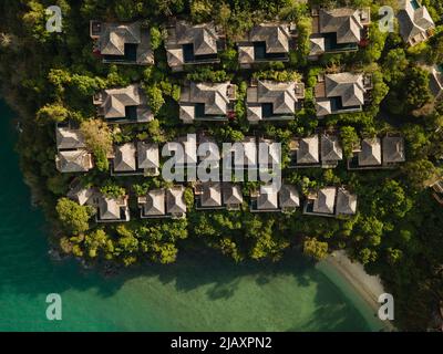 Panorama-Luftaufnahme eines Strandes in Phuket, Thailand Stockfoto