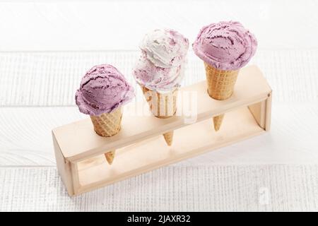 Verschiedene Eisbecher in Waffelkonen Stockfoto