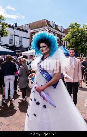 Epsom Surrey, London, Großbritannien, 01 2022. Juni, Massen von Happy People feiern Britsh Queen Elizabeths Platinum Jubilee mit Drag Queen vorbeiziehen Stockfoto