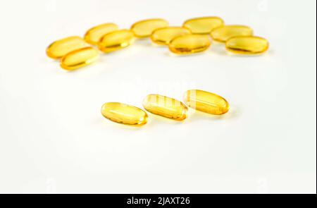 Omega 3. Öliger Fisch, in Kapseln, auf weißem Hintergrund. Omega3. Gesunde Ernährung. Vitamin D, E, Fischölkapseln. Stockfoto