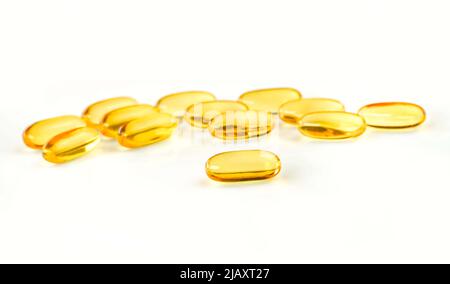 Omega 3. Öliger Fisch, in Kapseln, auf weißem Hintergrund. Omega3. Gesunde Ernährung. Vitamin D, E, Fischölkapseln. Stockfoto