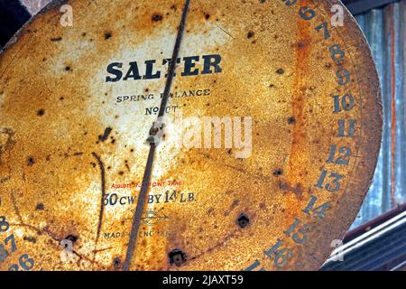 Rusty Salter Federwaage, 30 cwt mal 14lb Stockfoto