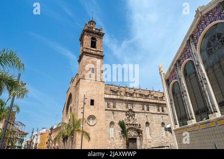 Blick auf den Glockenturm der Iglesia Santos Juanes im Zentrum von Valencia, Spanien. Stockfoto