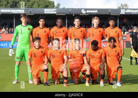 ALMERE - Players of the Netherlands U19 während des UEFA European Championship Qualification Matches zwischen den Niederlanden U19 und Serbien U19 im Yanmar Stadium am 1. Juni 2022 in Almere, Niederlande. ANP | NIEDERLÄNDISCHE HÖHE | GERRIT AUS KÖLN Stockfoto