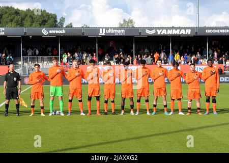 ALMERE - Players of the Netherlands U19 während des UEFA European Championship Qualification Matches zwischen den Niederlanden U19 und Serbien U19 im Yanmar Stadium am 1. Juni 2022 in Almere, Niederlande. ANP | NIEDERLÄNDISCHE HÖHE | GERRIT AUS KÖLN Stockfoto