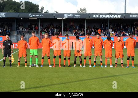 ALMERE - Players of the Netherlands U19 während des UEFA European Championship Qualification Matches zwischen den Niederlanden U19 und Serbien U19 im Yanmar Stadium am 1. Juni 2022 in Almere, Niederlande. ANP | NIEDERLÄNDISCHE HÖHE | GERRIT AUS KÖLN Stockfoto